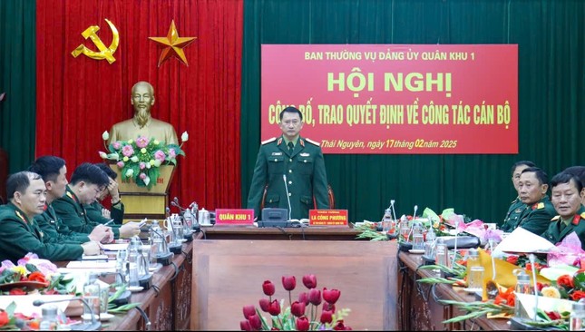 Quân khu 1 trao Quyết định điều động và bổ nhiệm cho 16 cán bộ - Ảnh 1.