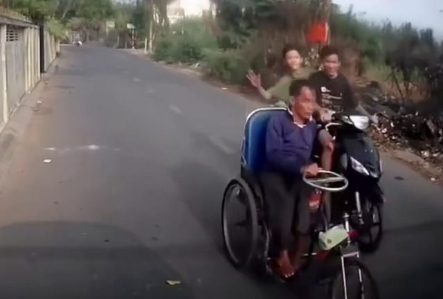 Vụ hai thanh ni&ecirc;n tấn c&ocirc;ng người đ&agrave;n &ocirc;ng tật nguyền ở Tiền Giang g&acirc;y bức x&uacute;c - Ảnh 2.