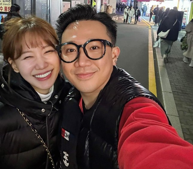 Showbiz 18/2: Bị khán giả hỏi sao ăn chay mà mặt dữ, tài tử Huỳnh Anh Tuấn đáp trả hóm hỉnh - Ảnh 2.