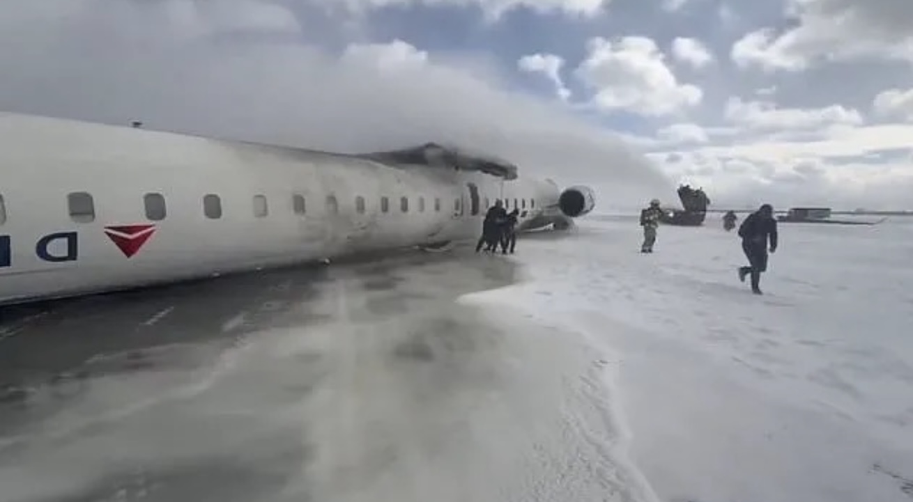 Máy bay Mỹ lật ngược tại Toronto, 15 người bị thương - Ảnh 1.