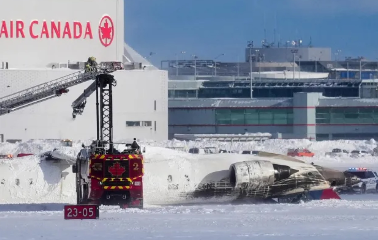 Máy bay Mỹ lật ngược tại Toronto, 15 người bị thương - Ảnh 3.