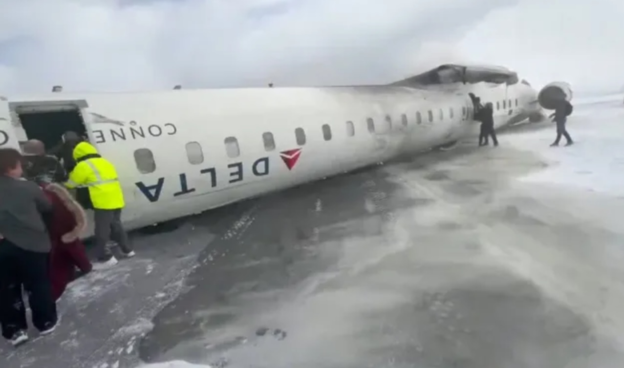 Máy bay Mỹ lật ngược tại Toronto, 15 người bị thương - Ảnh 2.