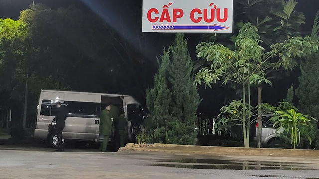 Công an đến làm việc tại Bệnh viện II Lâm Đồng trong đêm- Ảnh 1. Công an đến làm việc tại Bệnh viện II Lâm Đồng trong đêm- Ảnh 1.