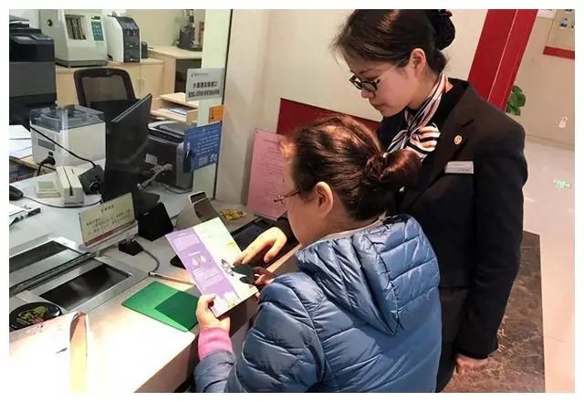 Người phụ nữ bị trừ tiền liên tục sau khi gửi tiền vào tài khoản ngân hàng - Ảnh 2.