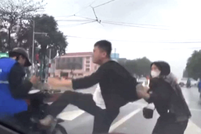 Cô gái can ngăn người đánh nam sinh mặc áo shipper gây chú ý tại TP Vinh - Ảnh 1. Cô gái can ngăn người đánh nam sinh mặc áo shipper gây chú ý tại TP Vinh - Ảnh 1.