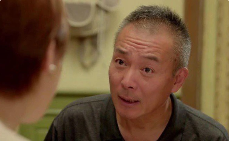 Qua nhà anh chồng ăn cơm, nhìn những lon nước ngọt bày trên mâm cỗ, tôi xấu hổ vội gom vào cất xuống bếp- Ảnh 1.