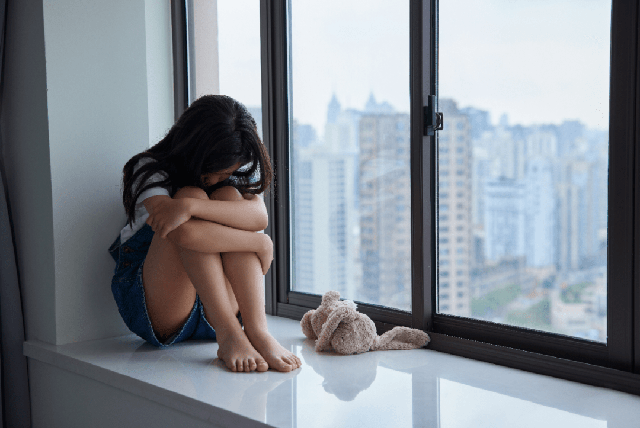 Camera ghi lại cảnh bữa tối tan vỡ trong 1 gia đ&igrave;nh, c&ocirc; con g&aacute;i chịu trận bật kh&oacute;c: &Aacute;m ảnh đến gi&agrave; mất- Ảnh 3.