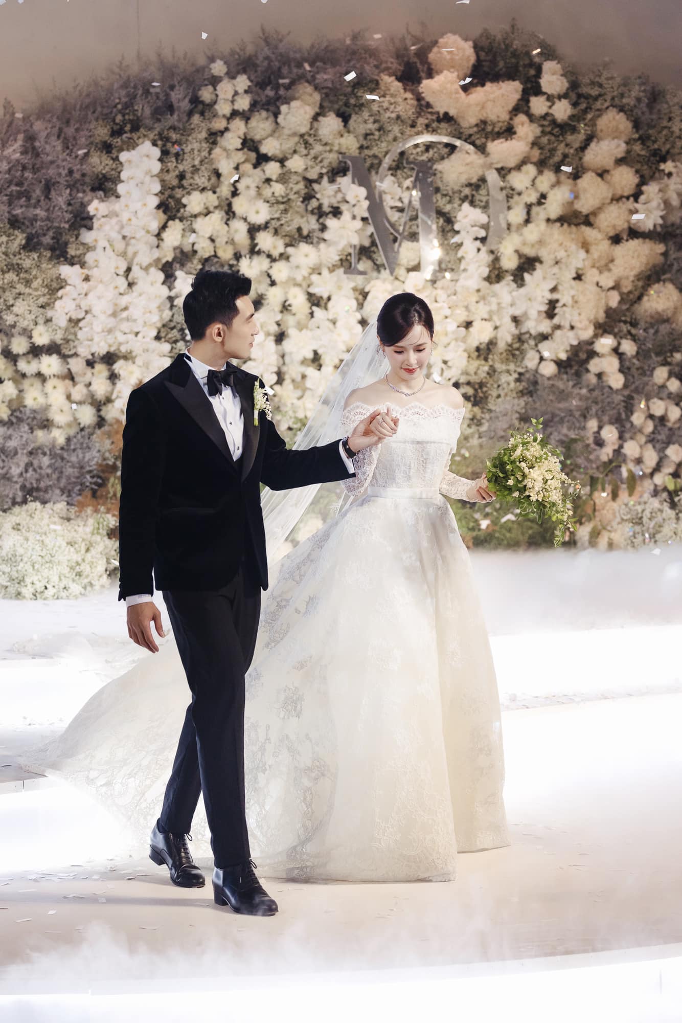 Midu - Đỗ Mỹ Linh: 2 n&agrave;ng d&acirc;u h&agrave;o m&ocirc;n cứ xuất hiện l&agrave; g&acirc;y sốt, cuộc sống h&ocirc;n nh&acirc;n c&oacute; điều kh&aacute;c biệt- Ảnh 8.