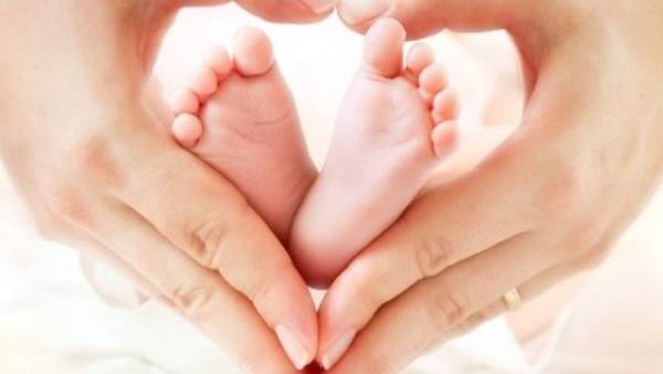 Bộ Chính trị sửa đổi quy định sinh con thứ 3 - Ảnh 1.