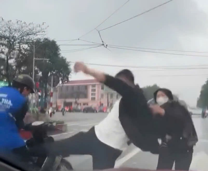 Vụ nam sinh bị đánh tới tấp: Sự thật về người phụ nữ can ngăn - Ảnh 1. Vụ nam sinh bị đánh tới tấp: Sự thật về người phụ nữ can ngăn - Ảnh 1.