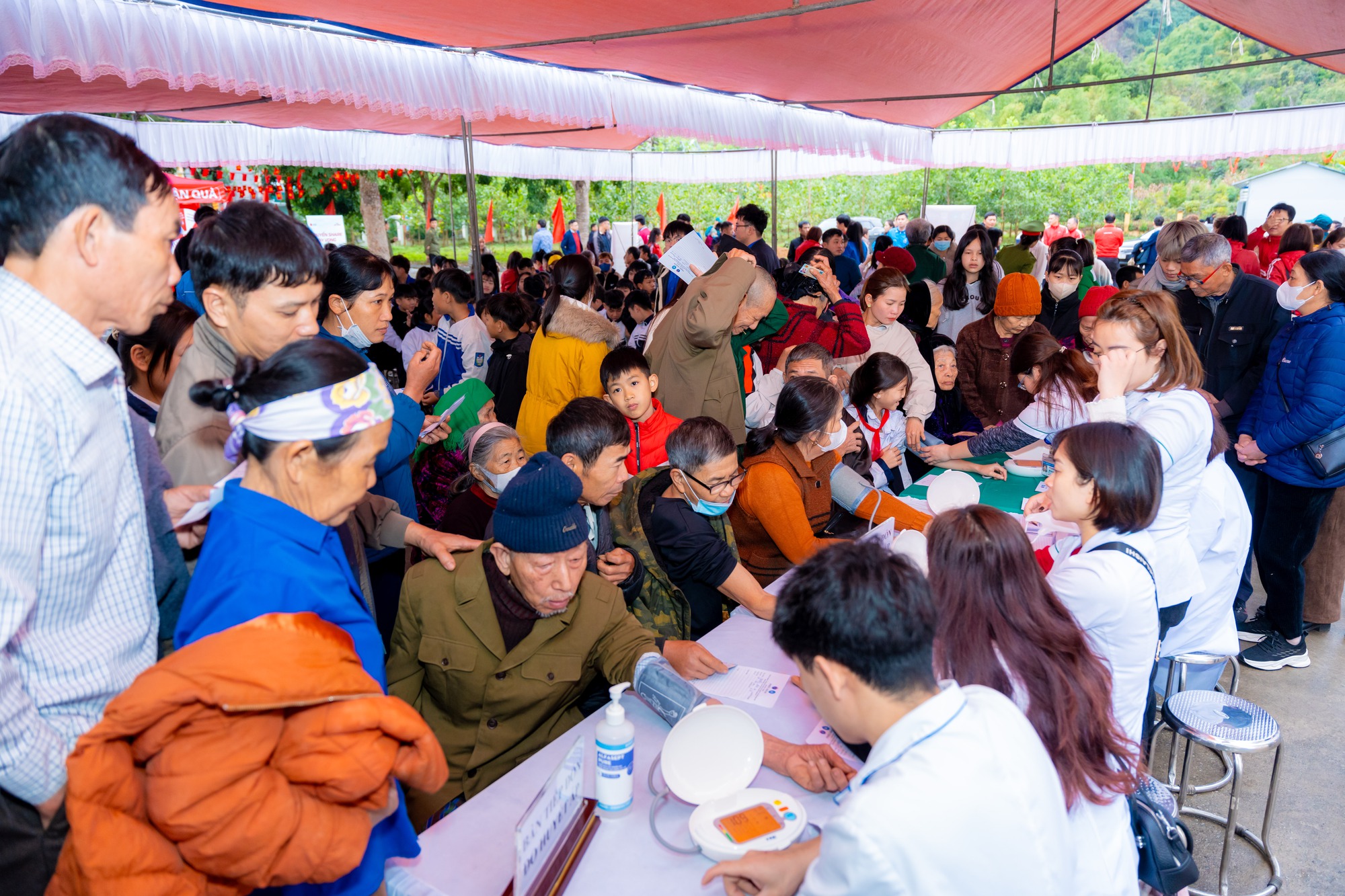 Hội Thầy thuốc trẻ Việt Nam tổ chức khám, chữa bệnh miễn phí cho hàng trăm người dân tại Tuyên Quang - Ảnh 2.