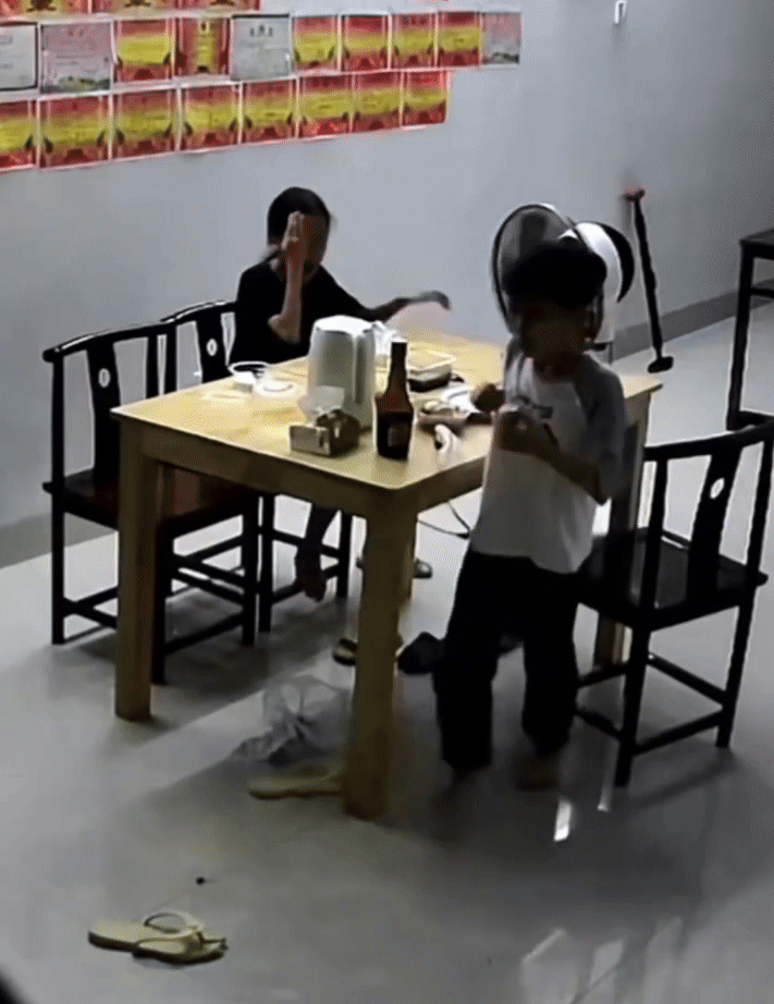 Camera ghi lại cảnh bữa tối tan vỡ trong 1 gia đ&igrave;nh, c&ocirc; con g&aacute;i chịu trận bật kh&oacute;c: &Aacute;m ảnh đến gi&agrave; mất- Ảnh 2.