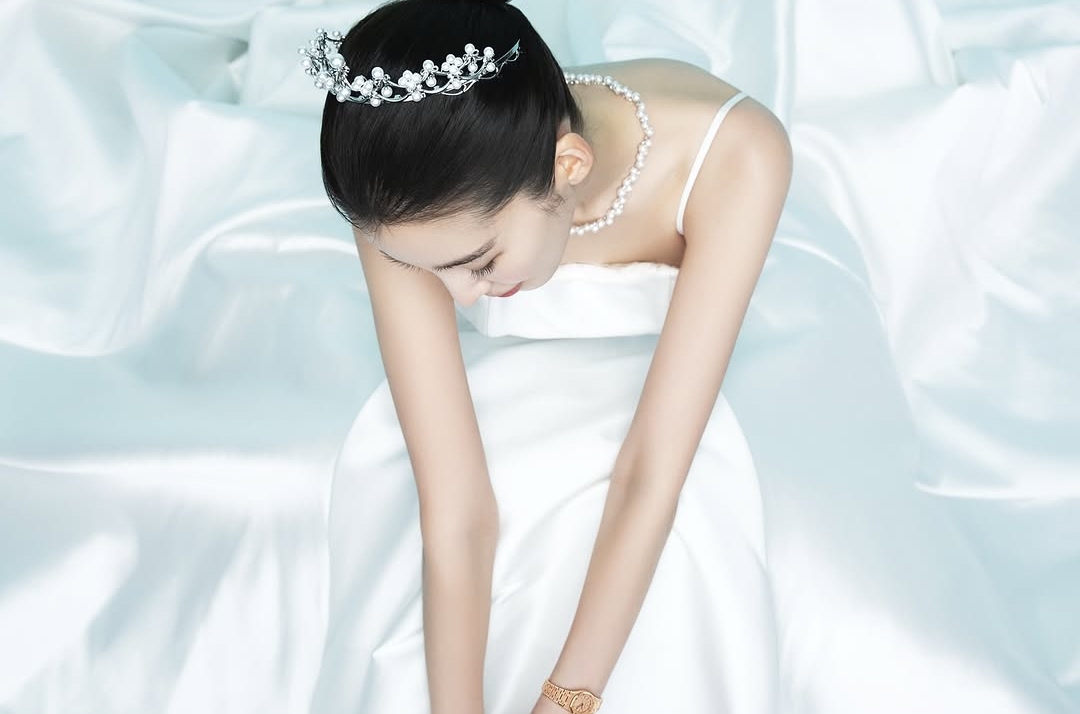 60.000 người phát sốt vì ảnh cưới của Irene: Visual “tuyệt đối điện ảnh”, cô dâu khoe lưng trần táo bạo chiếm spotlight- Ảnh 8. 60.000 người phát sốt vì ảnh cưới của Irene: Visual “tuyệt đối điện ảnh”, cô dâu khoe lưng trần táo bạo chiếm spotlight- Ảnh 8.