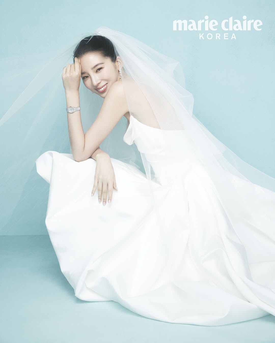 60.000 người phát sốt vì ảnh cưới của Irene: Visual “tuyệt đối điện ảnh”, cô dâu khoe lưng trần táo bạo chiếm spotlight- Ảnh 4. 60.000 người phát sốt vì ảnh cưới của Irene: Visual “tuyệt đối điện ảnh”, cô dâu khoe lưng trần táo bạo chiếm spotlight- Ảnh 4.