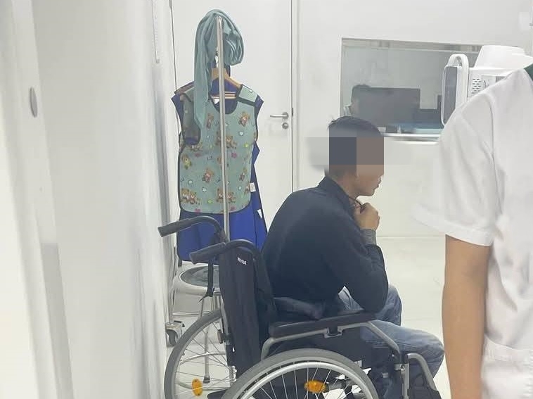 Triệu tập người đàn ông tấn công tài xế Hà Nội tại showroom ô tô Bắc Từ Liêm - Ảnh 1.