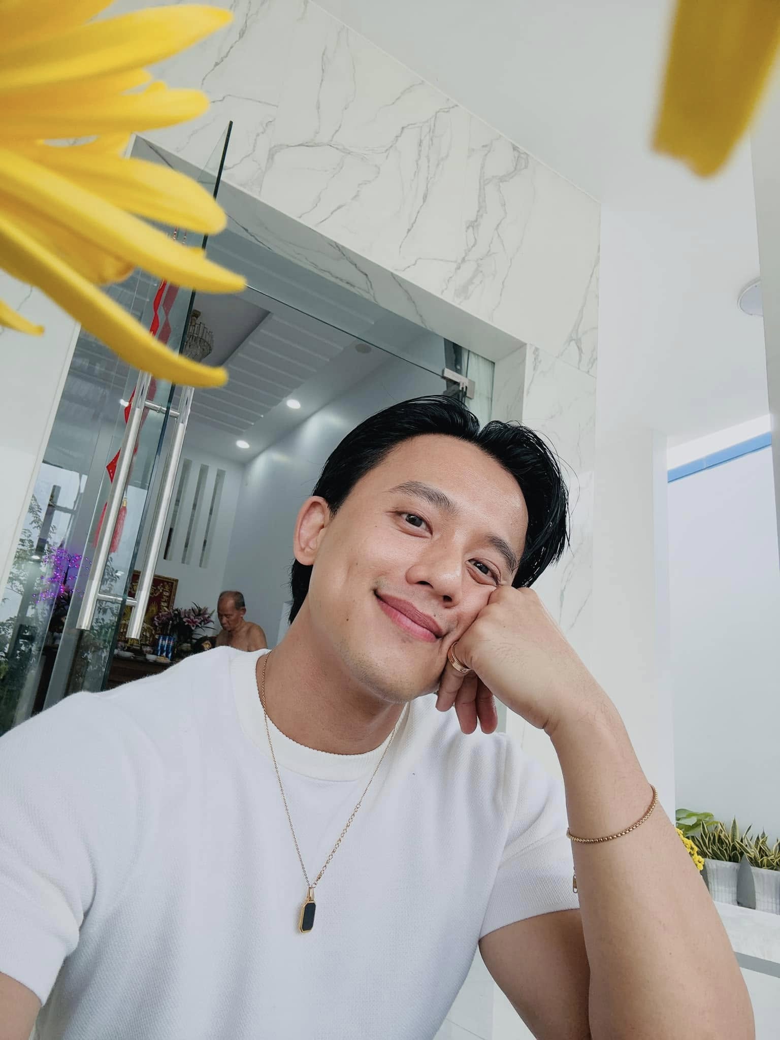 T&oacute;m d&iacute;nh Mỹ T&acirc;m c&ugrave;ng một người đ&agrave;n &ocirc;ng đ&oacute;n Tết tại Đ&agrave; Nẵng, th&aacute;i độ lọt v&agrave;o camera g&acirc;y ch&uacute; &yacute;- Ảnh 5.