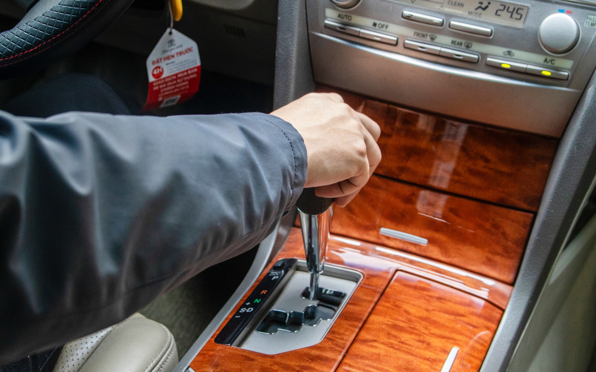 Dùng Toyota Camry 17 năm, 9X chia sẻ: ‘Sẽ dùng tới khi hỏng thì thôi nhưng không biết bao giờ mới hỏng!’- Ảnh 18. Dùng Toyota Camry 17 năm, 9X chia sẻ: ‘Sẽ dùng tới khi hỏng thì thôi nhưng không biết bao giờ mới hỏng!’- Ảnh 18.