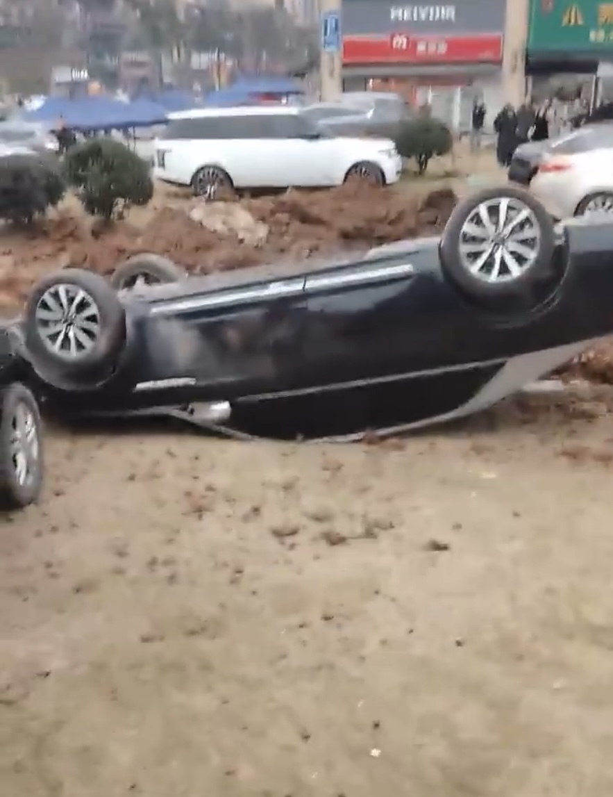 Bé trai ném pháo gây nổ xe sang tại Tứ Xuyên - Ảnh 2.