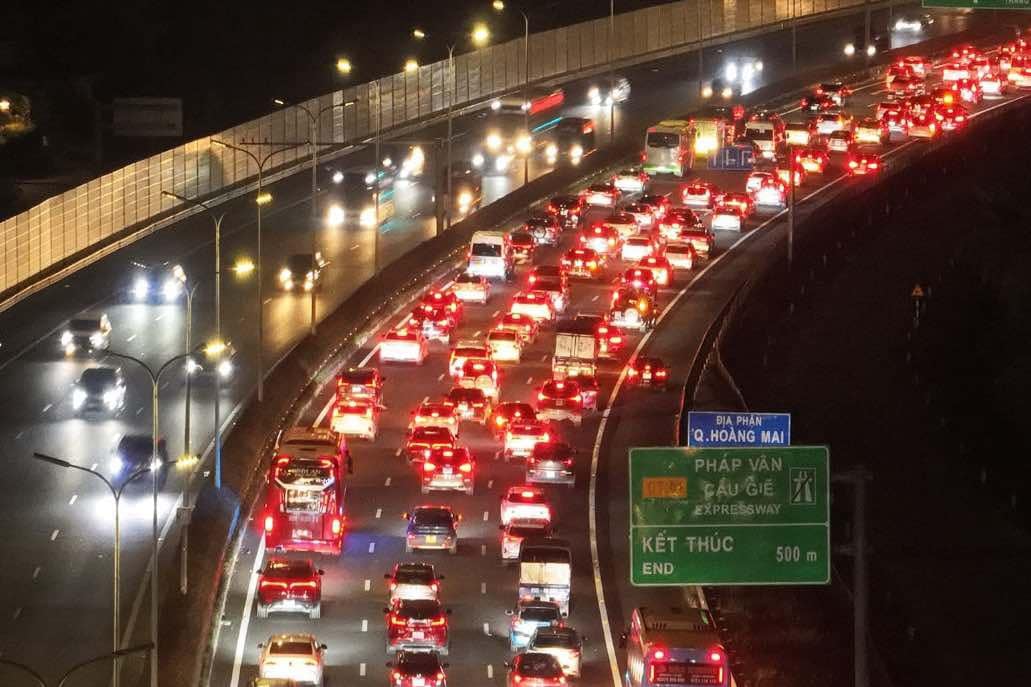 Ùn tắc suốt đêm gần 5km trên cao tốc cửa ngõ Hà Nội - Ảnh 1.