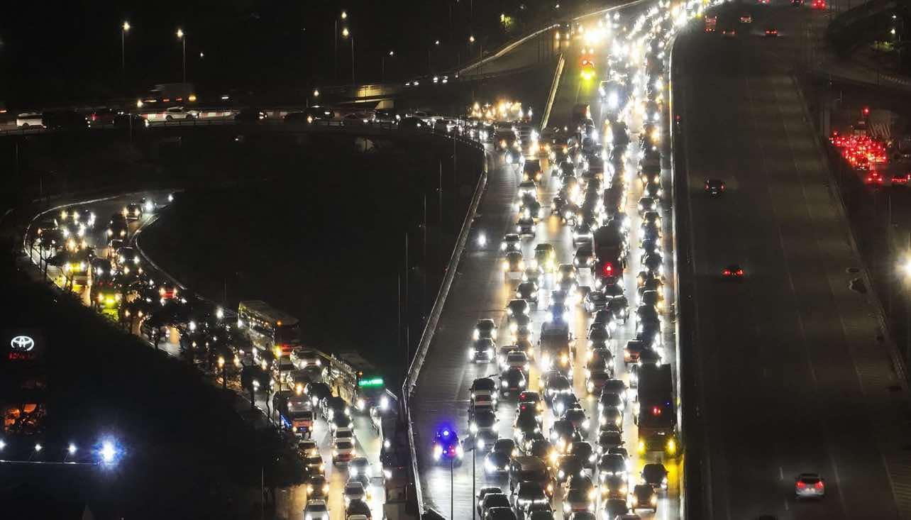 Ùn tắc suốt đêm gần 5km trên cao tốc cửa ngõ Hà Nội - Ảnh 2.