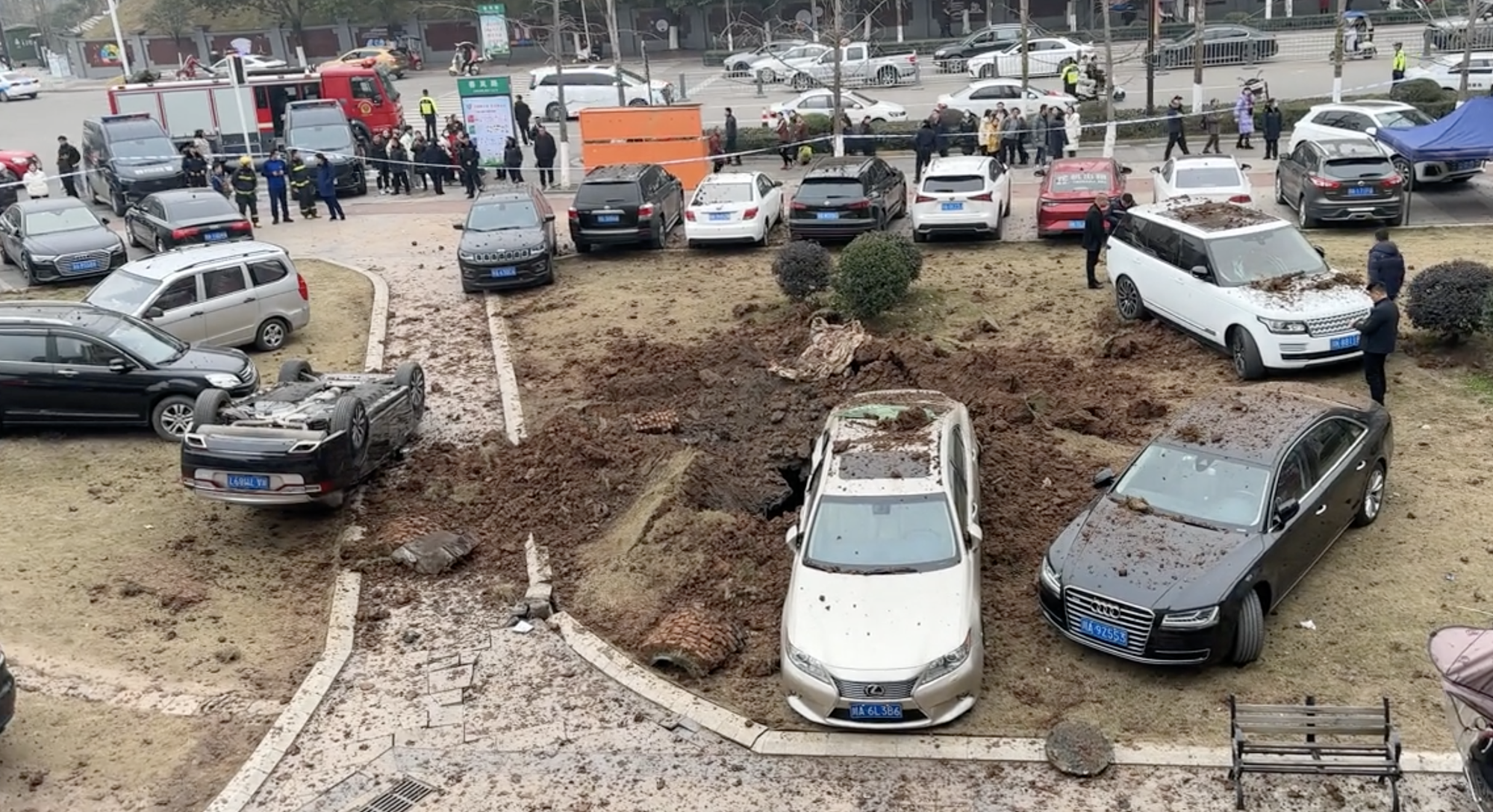 Bé trai ném pháo gây nổ xe sang tại Tứ Xuyên - Ảnh 1.