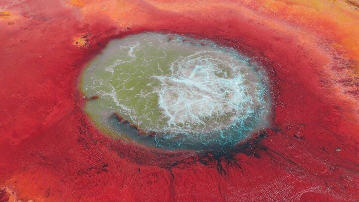 Đến Trung Quốc, tận mắt chứng kiến &lsquo;mắt quỷ&rsquo; c&oacute; nước s&ocirc;i sục giữa sa mạc - Ảnh 1.