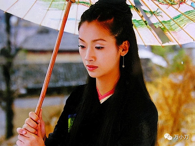 Sốc trước nhan sắc l&atilde;o h&oacute;a, đầu bạc trắng của n&agrave;ng "Tiểu Long Nữ" sai tr&aacute;i nhất m&agrave;n ảnh - Ảnh 4.