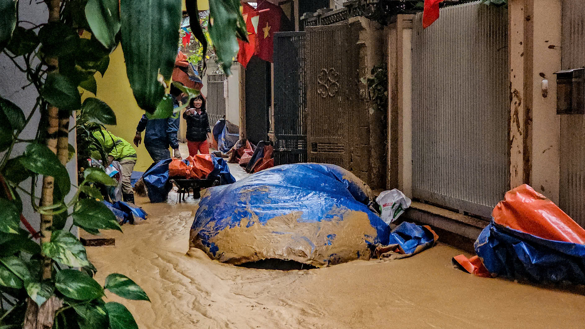 Hiện tượng bùn đất phun trào tại nội đô Hà Nội gây lo ngại - Ảnh 2. Hiện tượng bùn đất phun trào tại nội đô Hà Nội gây lo ngại - Ảnh 2.