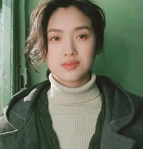 Sốc trước nhan sắc l&atilde;o h&oacute;a, đầu bạc trắng của n&agrave;ng "Tiểu Long Nữ" sai tr&aacute;i nhất m&agrave;n ảnh - Ảnh 7.