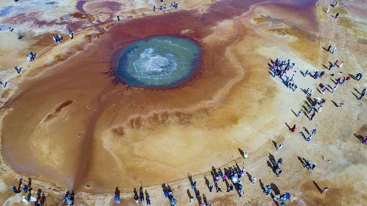 Đến Trung Quốc, tận mắt chứng kiến &lsquo;mắt quỷ&rsquo; c&oacute; nước s&ocirc;i sục giữa sa mạc - Ảnh 3.