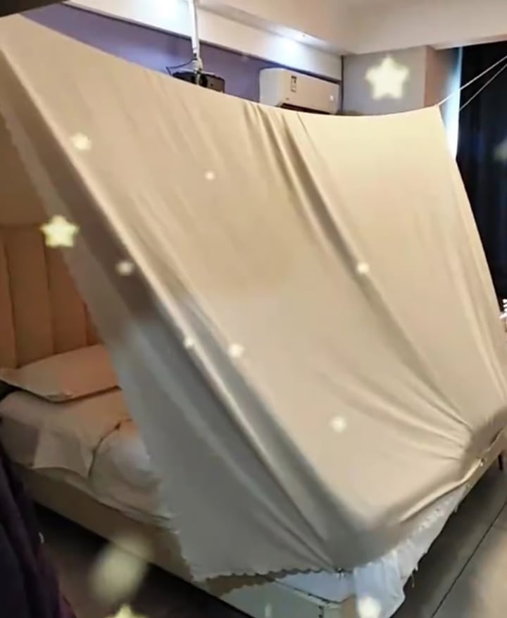 Cô gái Trung Quốc dựng lều trên giường khách sạn để tránh camera quay lén - Ảnh 2.