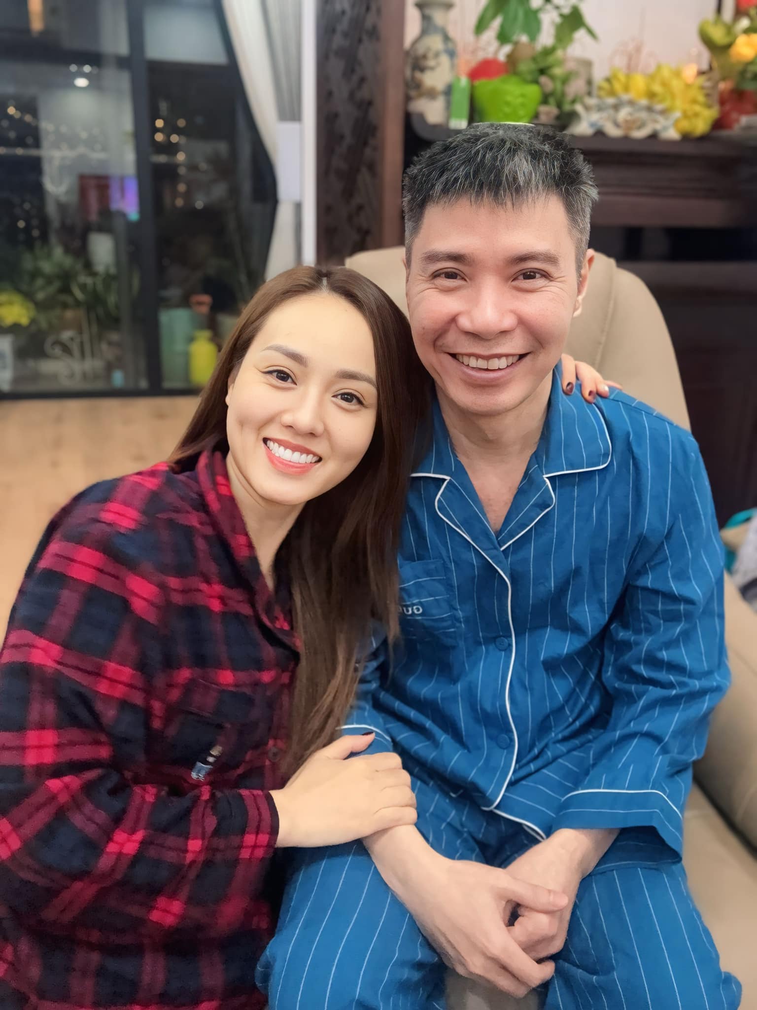 Sinh nhật vợ kém 15 tuổi, NSND Công Lý nói: "Chỉ có thể tặng vợ được thế thôi" - Ảnh 1.