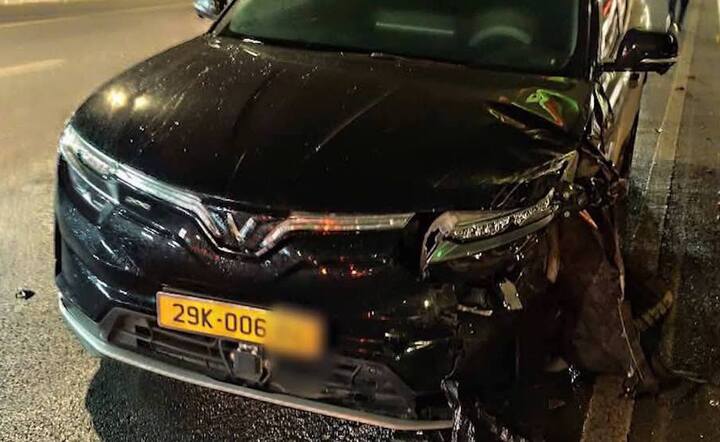 Xe máy biến dạng sau tai nạn cầu Nhật Tân , tài xế tử vong tại chỗ - Ảnh 2.