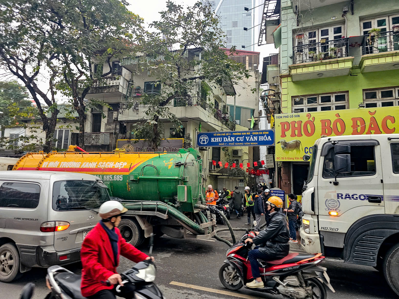Hiện tượng bùn đất phun trào tại nội đô Hà Nội gây lo ngại - Ảnh 3. Hiện tượng bùn đất phun trào tại nội đô Hà Nội gây lo ngại - Ảnh 3.