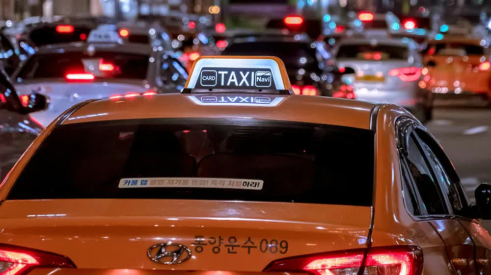 Taxi đi nhầm đường, nữ sinh nhảy xe tưởng bị bắt c&oacute;c - Ảnh 1.