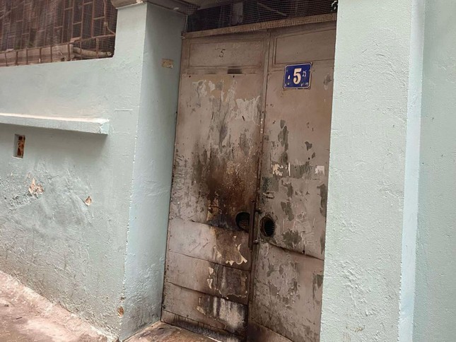 Hà Nội Truy tìm đối tượng đốt cổng nhà dân trong đêm - Ảnh 3. Hà Nội Truy tìm đối tượng đốt cổng nhà dân trong đêm - Ảnh 3.