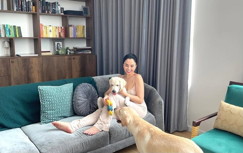 Ph&uacute; b&agrave; n&agrave;y chi 65 triệu mỗi th&aacute;ng để nu&ocirc;i ch&oacute;, khi bị quản l&yacute; chung cư nhắc nhở, c&ocirc; mua lại cả khu để thoải m&aacute;i dắt ch&uacute;ng đi dạo- Ảnh 3.