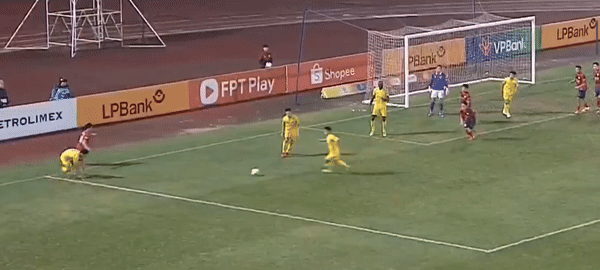 CLB V.League gửi đơn lên VFF xin giảm án, đề nghị loại trọng tài FIFA khỏi các trận đấu của mình - Ảnh 1.