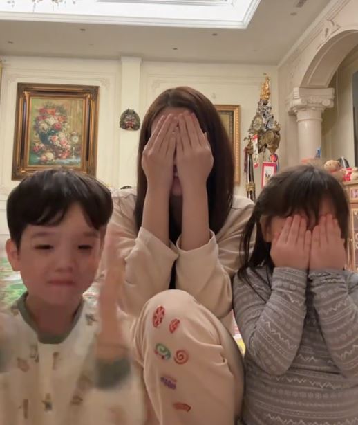 Hai lần gặp cảnh hoa hậu Đỗ Mỹ Linh ăn mặc giản dị, đầu t&oacute;c xuề x&ograve;a sau khi cưới chủ tịch CLB H&agrave; Nội- Ảnh 2.