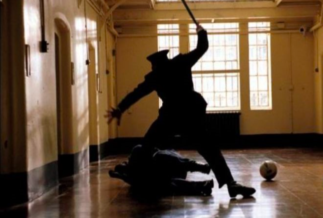 Truy tố hai cựu cán bộ Công an dùng nhục hình nghi phạm tử vong - Ảnh 1.