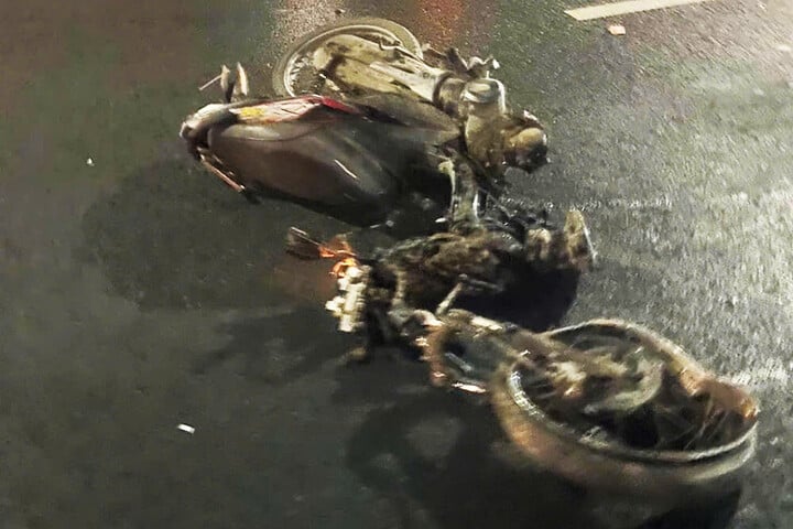 Xe máy biến dạng sau tai nạn cầu Nhật Tân , tài xế tử vong tại chỗ - Ảnh 1.