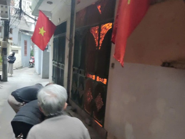 Cảnh sát Hà Nội giải cứu cụ ông 78 tuổi khỏi vụ cháy do chập điện - Ảnh 2. Cảnh sát Hà Nội giải cứu cụ ông 78 tuổi khỏi vụ cháy do chập điện - Ảnh 2.