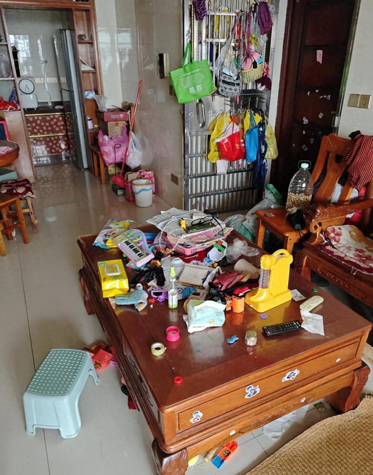 6 thói xấu khiến ngôi nhà giống "bãi rác", giàu đến mấy cũng vẫn có cảm giác "rẻ tiền"- Ảnh 1. 6 thói xấu khiến ngôi nhà giống "bãi rác", giàu đến mấy cũng vẫn có cảm giác "rẻ tiền"- Ảnh 1.