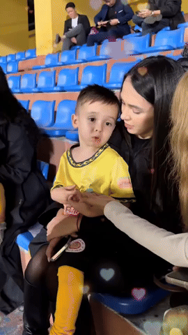 Cam thường tóm dính vợ Việt kiều của Nguyễn Filip, nhan sắc mẹ hai con không cần make up vẫn “không đùa được đâu" - Ảnh 2. Cam thường tóm dính vợ Việt kiều của Nguyễn Filip, nhan sắc mẹ hai con không cần make up vẫn “không đùa được đâu" - Ảnh 2.