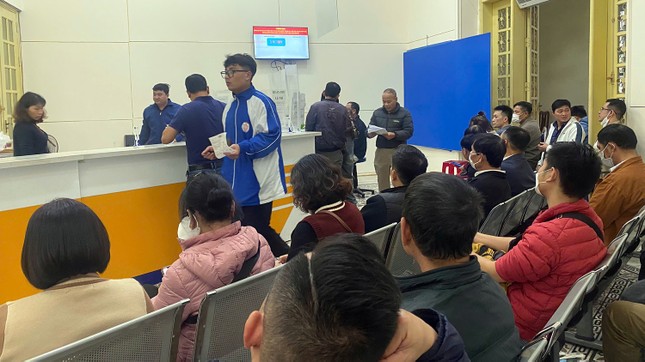 Chật vật đổi giấy ph&eacute;p l&aacute;i xe tại Hải Ph&ograve;ng - Ảnh 1.