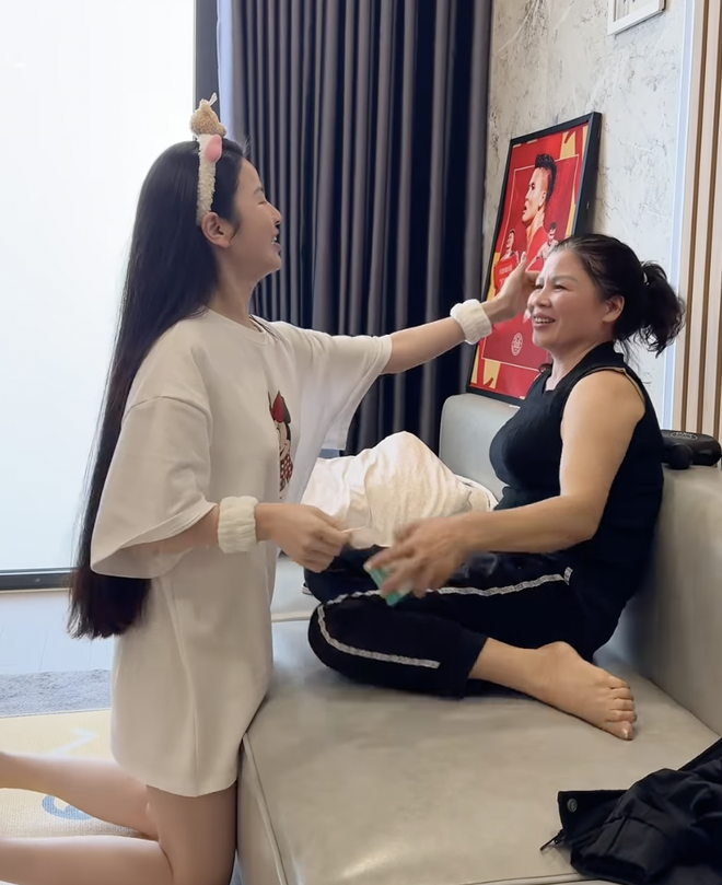 Chu Thanh Huyền th&acirc;n thiết với mẹ Quang Hải như con g&aacute;i ruột vẫn bị d&acirc;n t&igrave;nh ch&ecirc; lố v&igrave; một h&agrave;nh động- Ảnh 3.