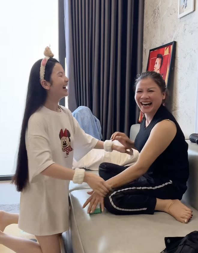 Chu Thanh Huyền th&acirc;n thiết với mẹ Quang Hải như con g&aacute;i ruột vẫn bị d&acirc;n t&igrave;nh ch&ecirc; lố v&igrave; một h&agrave;nh động- Ảnh 2.