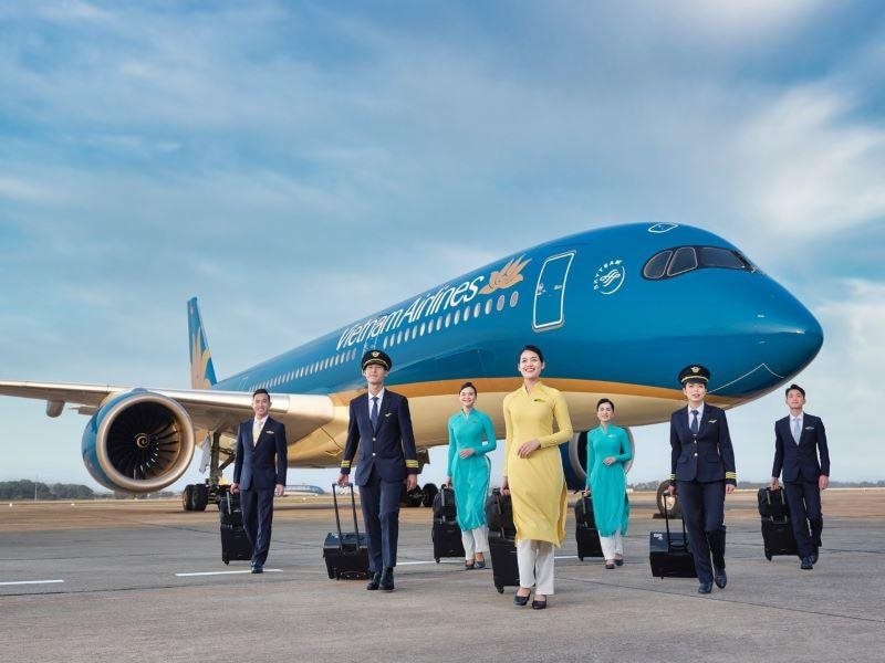 Vietnam Airlines đạt doanh thu và lãi cao kỷ lục, lương lãnh đạo là bao nhiêu? - Ảnh 1.