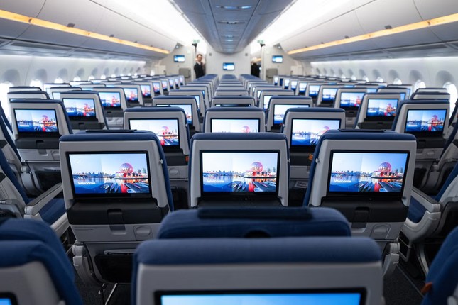 Nữ h&agrave;nh kh&aacute;ch chiếm chỗ tr&ecirc;n m&aacute;y bay v&agrave; c&aacute;i kết bất ngờ - Ảnh 1.