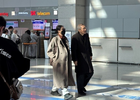 Khệ nệ bụng bầu bay hàng ngàn cây số, "tiểu tam đáng ghét nhất Kbiz" bị người tình U70 đối xử phũ phàng? - Ảnh 1. Khệ nệ bụng bầu bay hàng ngàn cây số, "tiểu tam đáng ghét nhất Kbiz" bị người tình U70 đối xử phũ phàng? - Ảnh 1.